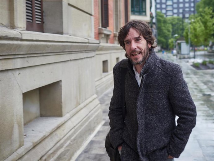 El portavoz de Podemos Navarra, Mikel Buil García, a su llegada al pleno del Parlamento de Navarra donde se ha convalidado este martes por unanimidad un nuevo decreto ley foral aprobado por el Gobierno foral con medidas frente a la crisis del coronaviru