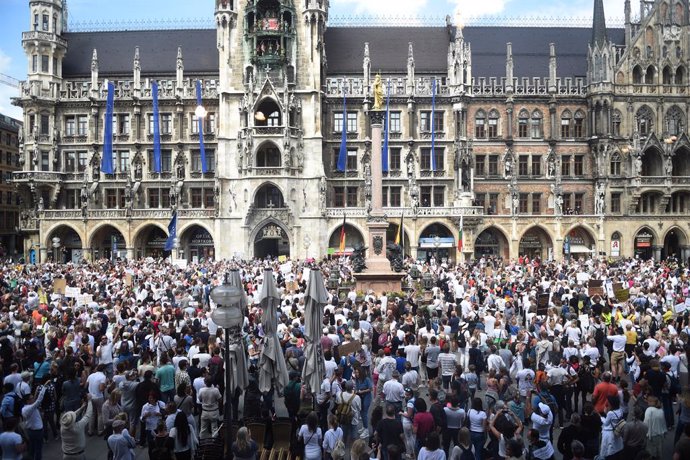 Coronavirus.- Más de 3.000 personas vuelven a entremezclarse en Múnich para prot
