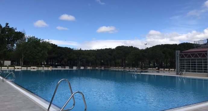 La piscina al aire libre del Centro Deportivo Municipal de Aluche, en el distrito de Latina (Madrid)