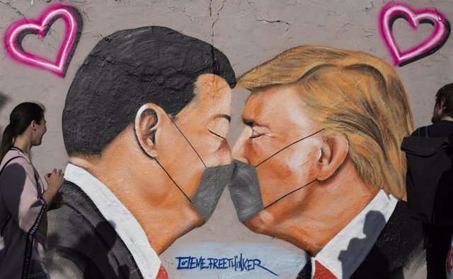 Mural con Xi Jinping y Donald Trump en Berlín