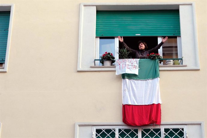 Una mujer confinada en su casa en Roma por la pandemia del coronavirus
