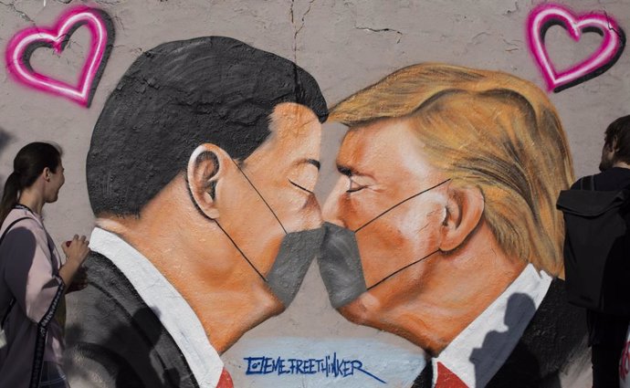 Mural amb Xi Jinping i Donald Trump a Berlín