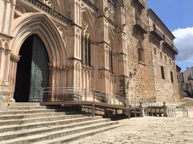 Rampa instalada en la fachada principal del Monasterio de Guadalupe