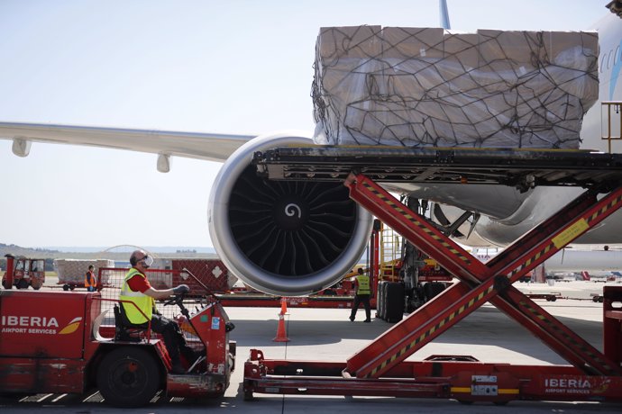 Trabajadores del aeropuerto Adolfo Suárez Madrid-Barajas recogen el cargamento sanitario del sexto avión que ha llegado a Madrid con 2 millones de mascarillas FFP2 adquiridas por el Gobierno regional 
