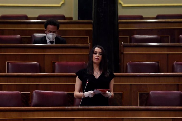 La portavoz de Ciudadanos, Inés Arrimadas, interviene en el pleno del Congreso este miércoles donde se autorizará otra prórroga del estado de alarma solicitada por el Gobierno. En Madrid, (España), a 6 de mayo de 2020.