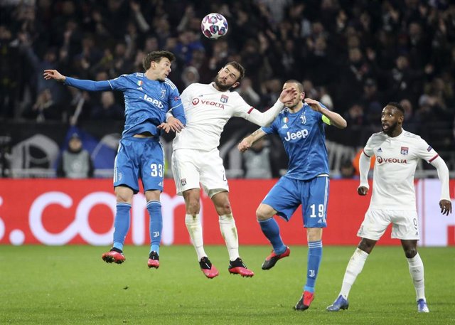 Federico Bernardeschi y Lucas Tousart pelean por un balón en el Olympique Lyon-Juventus