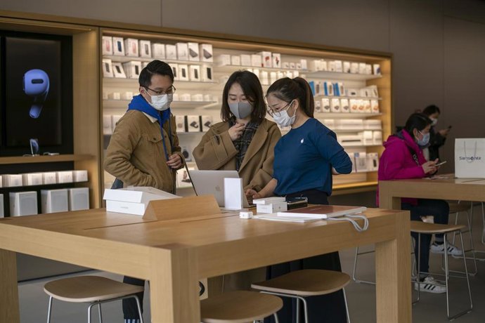 Imagen de varias personas con mascarilla por el coronavirus en Shanghái. 