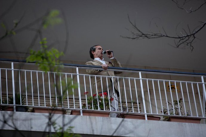 El cantante de ópera y crooner Stefano Palatchi ofrece un concierto desde su balcón en Barcelona (España) el 24 de abril de 2020 (archivo).