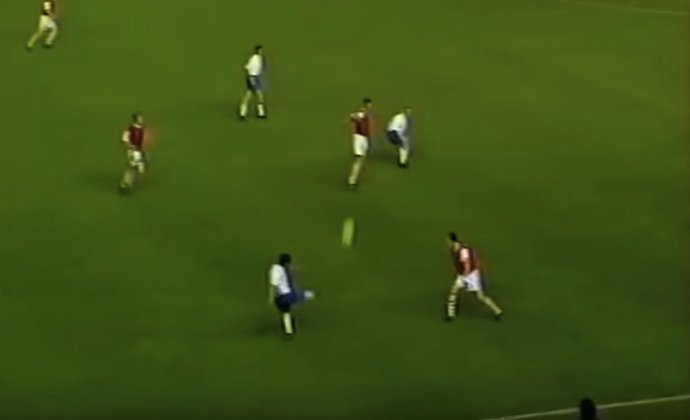 Imagen del gol de Nayim al Arsenal en la final de la Recopa 94-95