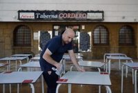 Comercios y bares de seis provincias abren a partir de este lunes sus puertas, pendientes de su clientela y el clima