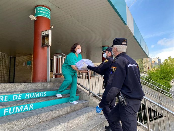 La Policía  Nacional en Aragón lleva material sanitario a hospitales, centros de salud y residencias de Zaragoza y alrededores