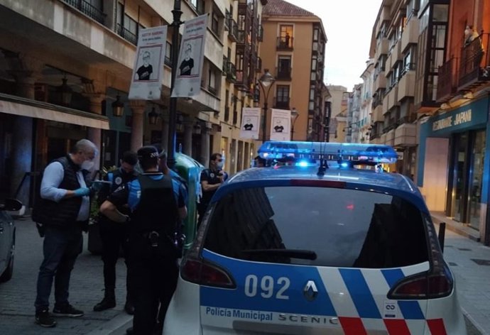 La Policía interpone seis denuncias a tres parejas de adultos que se habían reunido en un domicilio con niños para celebrar una fiesta.