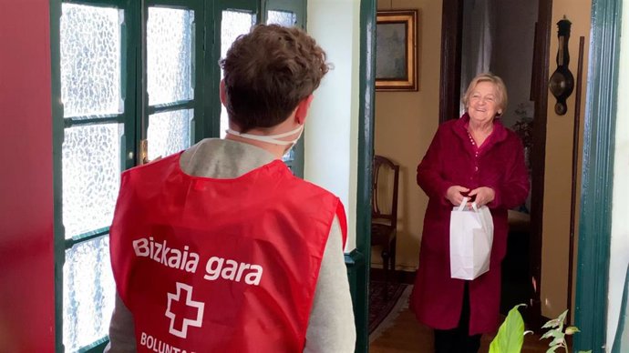 Voluntarios de la DYA Bizkaia entregan medicamentos a personas mayores
