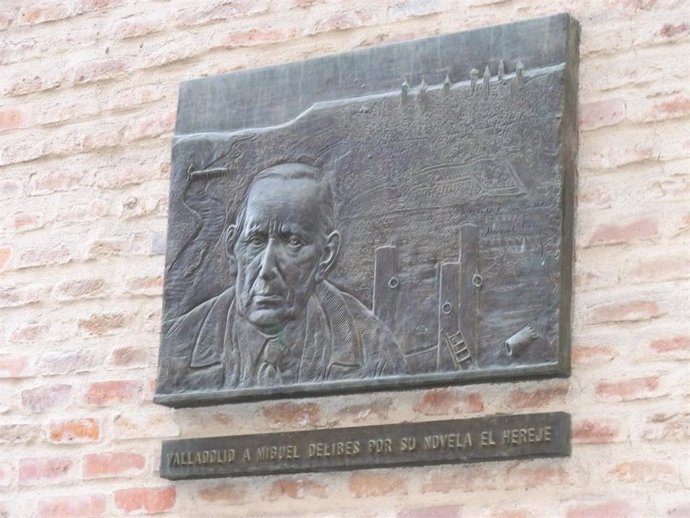 Placa de homenaje de la ciudad de Valladolid a Miguel Delibes por su novela 'El Hereje'