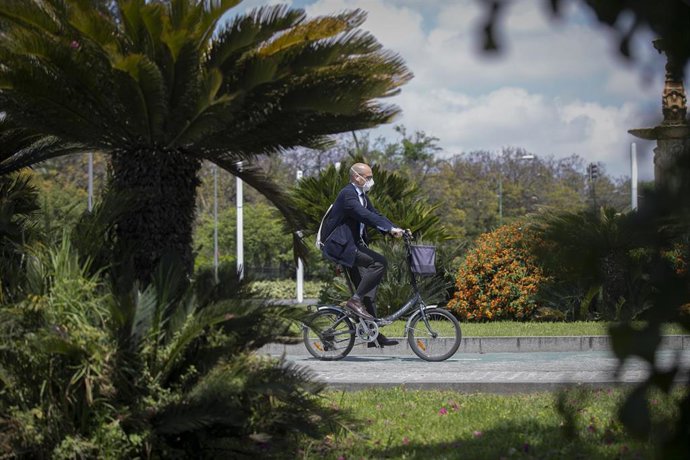Un hombre circula en bicicleta protegido con mascarilla durante el día 39 del estado de alarma en el país por la crisis del coronavirus. En Sevilla (Andalucía, España), a 22 de abril de 2020.
