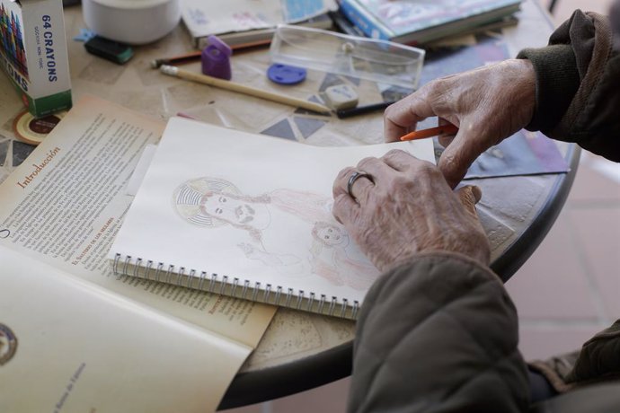 Una anciana realitza un dibuix a l'interior de la Residncia de Majors Jesús del Bon Amor on els treballadors sanitaris treballen per cuidar als residents que allí viuen en plena pandmia del Covid-19. En Griñón, Madrid, (Espanya), a 27 d'abril 
