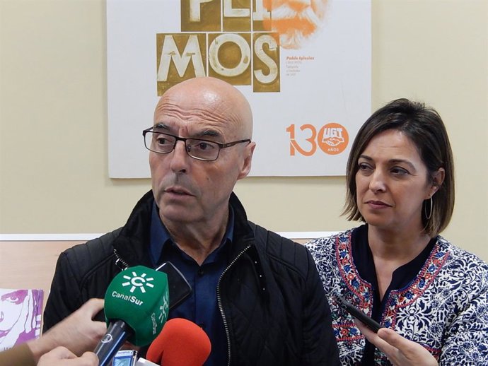 Antonio Hurtado atiende a los periodistas junto a Isabel Ambrosio en una imagen de archivo.