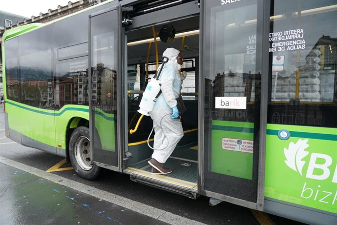 Efectivos sanitarios desinfectan autobuses de Bizkabus durante el estado de alarma en Bilbao