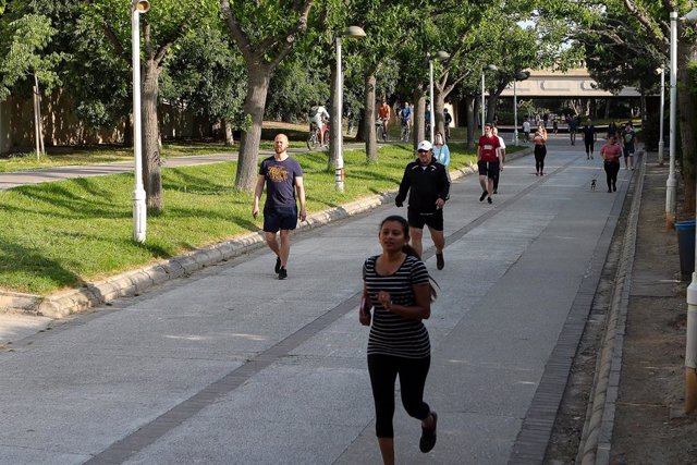 Transeúntes realizan ejercicio por el parque del Río Turia (Valencia) durante su franja horaria permitida en la desescalada ante la crisis del COVID-19