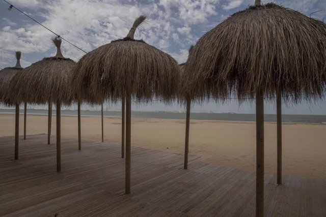 La playa de Valdelagrana vacía durante el estado de alarma por la pandemia del Covid-19. En el Puerto de Santa María, (Cádiz, Andalucía, España), a 07 de mayo de 2020.
