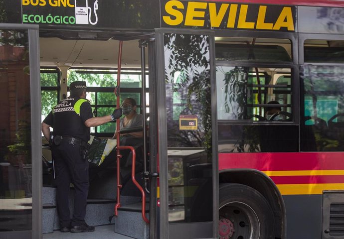 Un agente de la policía local vela por que se cumpla la nueva normativa durante la fase 0 de la desescalada del Gobierno en el inicio de la semana 8 del estado de alarma decretado por el coronavirus 4 de mayo de 2020.