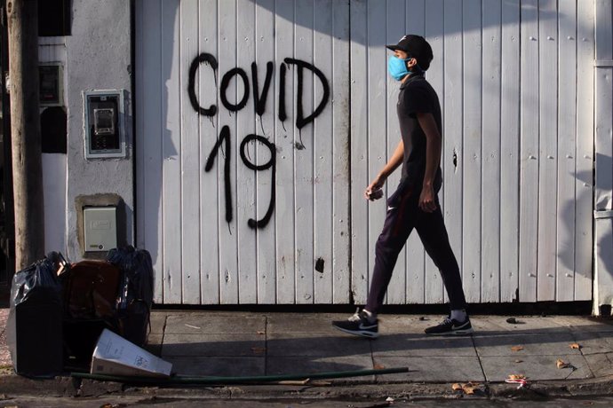 Un hombre con mascarilla por el coronavirus en una calle de Buenos Aires