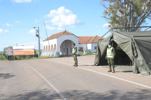 Militares custodian un paso fronterizo.