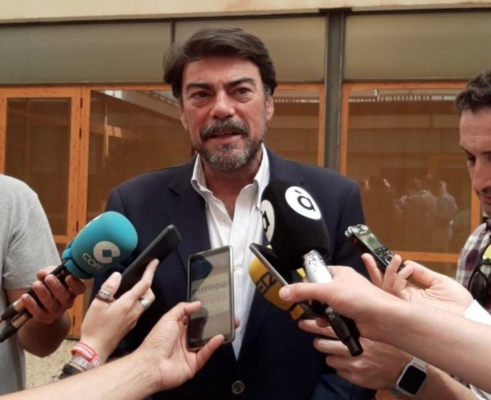 Barcala atiende a los medios, imagen de archivo.