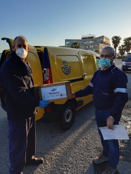 Voluntarios de Correos de Cádiz recogen y envían 6.000 pantallas de protección facil fabricadas en Navantia.