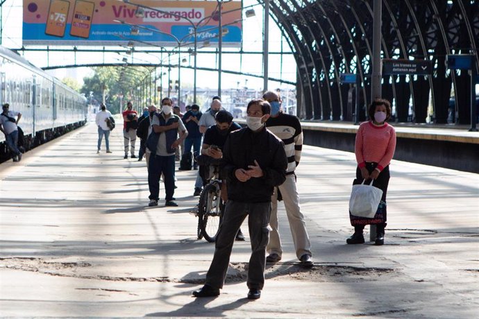 Un grupo de personas hace cola en la estación de tren de Retiro, en Buenos Aires, a la espera de someterse a la prueba de Covid-19.