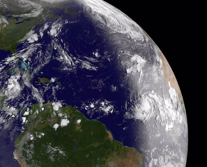     La tormenta tropical 'Katia' se ha transformado en huracán a su paso por el Atlántico y podría alcanzar los 178 kilómetros por hora este próximo fin de semana, al tiempo que otra masa de tormentas eléctricas, que podría recibir el nombre de 'Lee', h