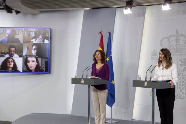 La ministra de Hacienda y portavoz del Gobierno, Maria Jesús Montero (i), y la ministra de Trabajo, Yolanda Díaz (d), en rueda de prensa tras el Consejo de Ministros, en Madrid (España), a 8 de mayo de 2020.
