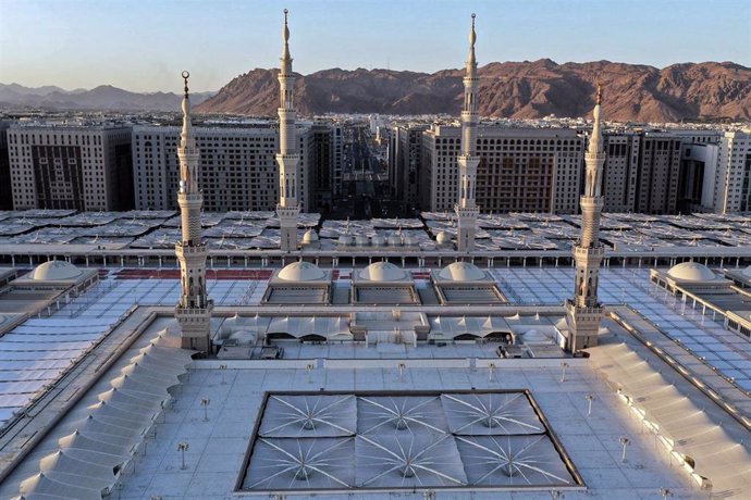 27 April 2020, Saudi Arabia, Al Madinah Al Munawwarah: A general view of Masjid al-Nabawi. The mosque incorporates the grave of Prophet Muhammad. Photo: -/Saudi Press Agency/dpa