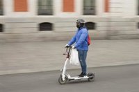 Madrid autoriza la vuelta de los patinetes a las calles y será obligatorio el uso de guantes