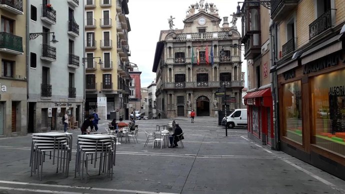 Clientes en una terraza de Pamplona en el primer día de la fase 1 de la desescalada en Navarra.