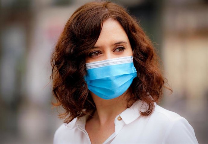 La presidenta de la Comunidad de Madrid, Isabel Díaz-Ayuso, protegida con una mascarilla. Archivo.