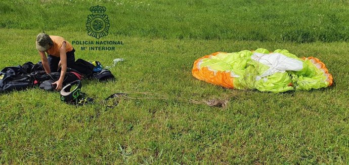 Parapentista sancionado por la Policía por sobrevolar Oviedo durante el estado de alarma.
