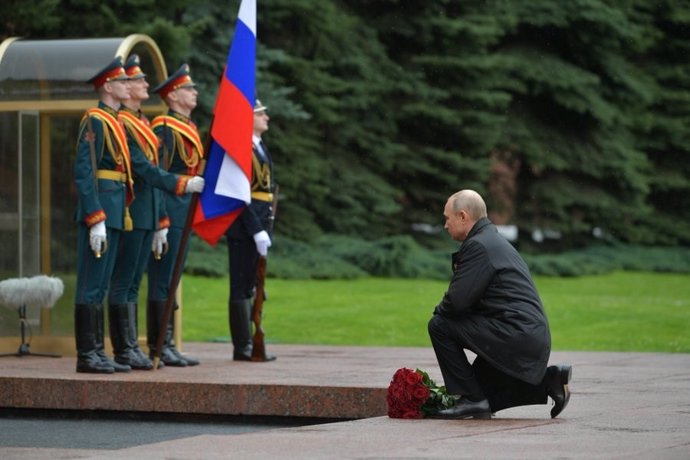 Vladimir Putin, en el homenaje a los soldados caídos en el acto con motivo del septuagésimo quinto aniversario del fin de la Segunda Guerra Mundial