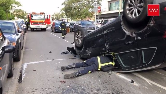 Imagen del accidente de tráfico en el que un coche conducido por un octogenario ha arrollado a una mujer y luego ha volcado.