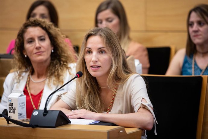 La alcaldable de Badalona en Comú, Aida Llauradó, interviene en la sesión de constitución del Ayuntamiento de Badalona donde ha sido nombrado alcalde de la ciudad catalana Alex Pastor (ARCHIVO)