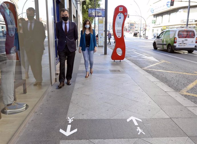 El alcalde de Murcia, José Ballesta, y la concejal de Movilidad Sostenible y Juventud, Rebeca Pérez, presentan la nueva señalización para peatones de la Gran Vía Escultor Salzillo y la Avenida Constitución.