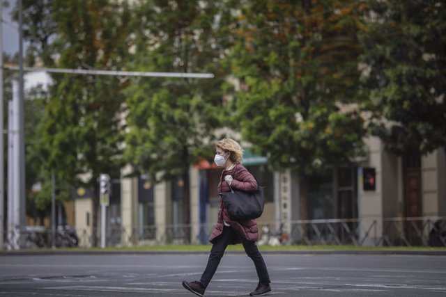 Una mujer caminando protegida con mascarilla y guantes durante el día 37 del estado de alarma en el país por la crisis del coronavirus. En Sevilla (Andalucía, España), a 17 de abril de 2020.