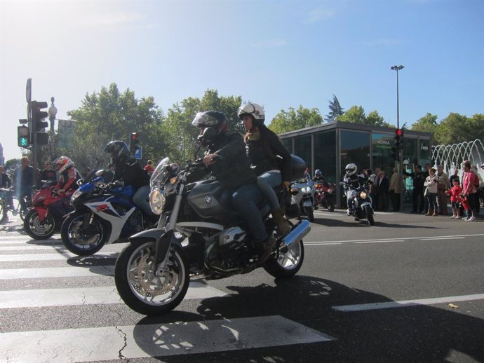 Motocicletas circulan por las calles de Valladolid.