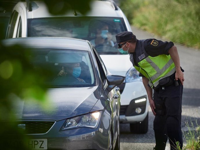 La Policía Nacional verifica los vehículos durante un control de movilidad realizado en Pamplona (Navarra)