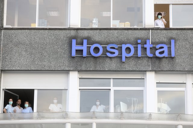 Varias sanitarias se asoman a las ventanas del Hospital Donostia en San Sebastián, a 12 de abril de 2020.