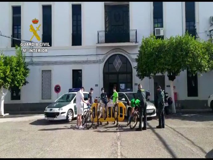 Agentes de la Guardia Civil junto a los jóvenes rescatados