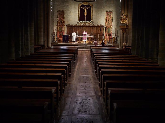 Misa retransmitida online desde el interior de la parroquia de San Nicolás de Pamplona, en Pamplona/Navarra (España) a 6 de abril de 2020.
