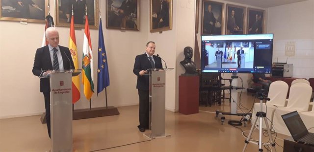 El alcalde de Logroño, Pablo Hermoso de Mendoza, y el rector de UNIR, José María Vázquez, firman un onvenio de colaboración