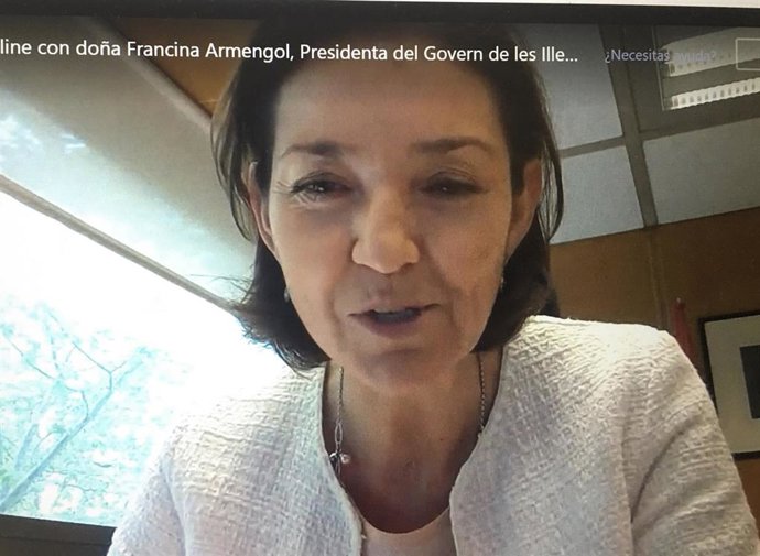 La ministra de Turismo, Reyes Maroto, participando en el evento digital con los presidentes de Baleares y Canarias, Francina Armengol y Ángel Víctor Torres, respectivamente