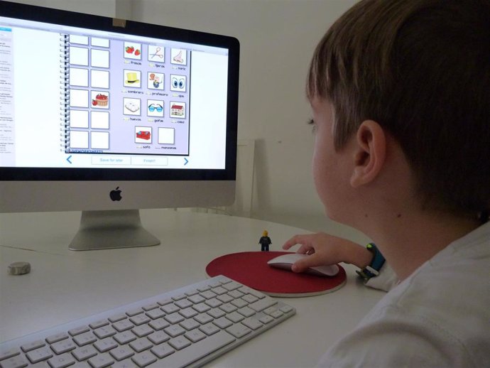 Un niño en el ordenador conectado a Internet haciendo actividades del colegio